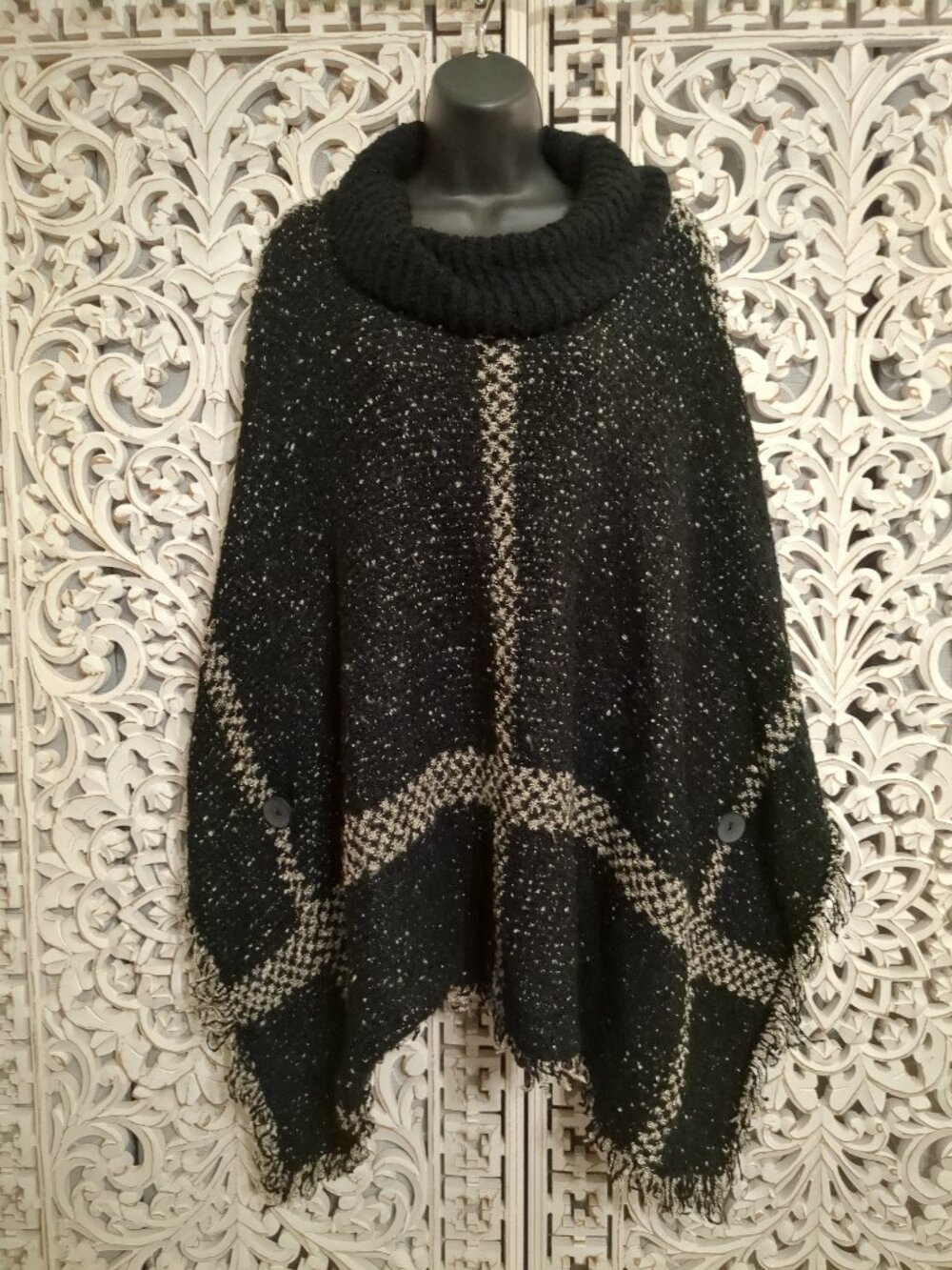 🕸❤🕸❤🕸 P2P 32" Black and White Poncho with Turtle Neck
